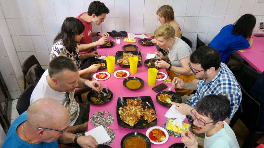 Singapore Food Tour in a Restaurant