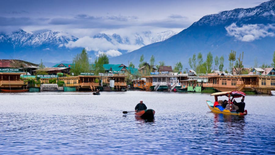 Sailing on the Dal Lake