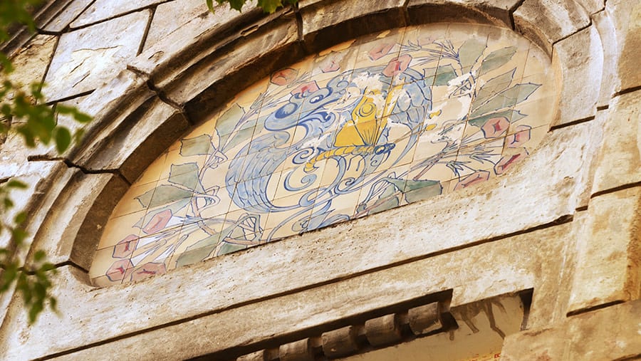 See a Art Deco Style Arch on this walking tour