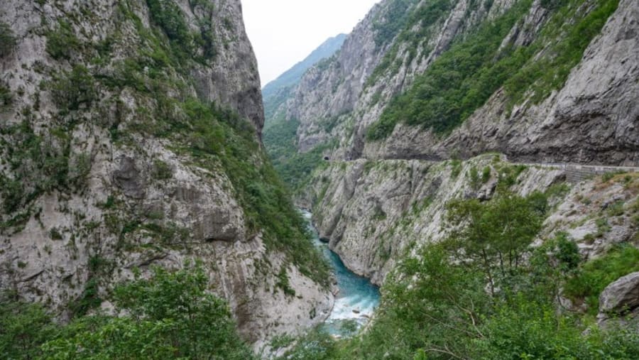 Walk through the Platije Canyon