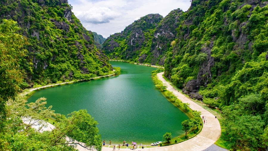 Admire the Natural Landscape of Hoa Lu