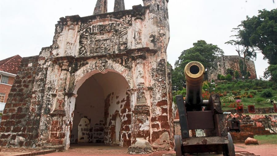 See the Famous  Porta De Santiago