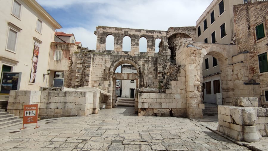 Explore the areas around Diocletian's Palace