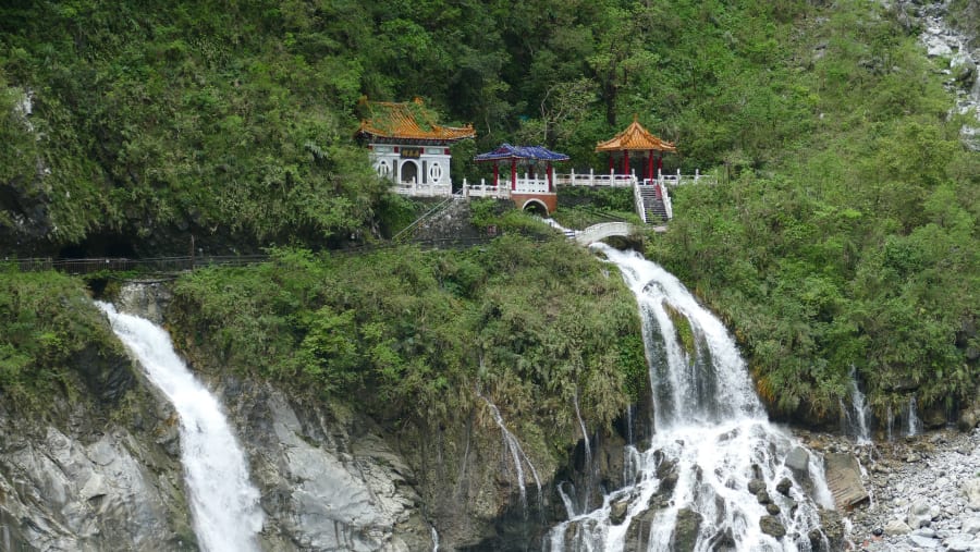 Admire the views of Taroko Gorge