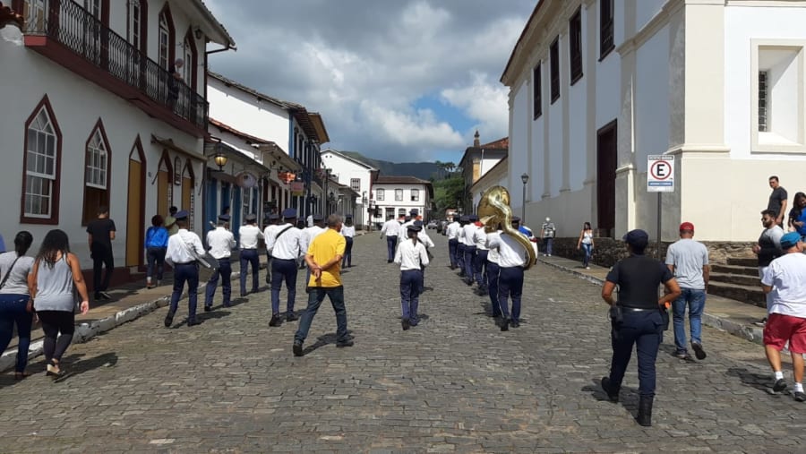 Banda de música nas ruas da cidade de Mariana