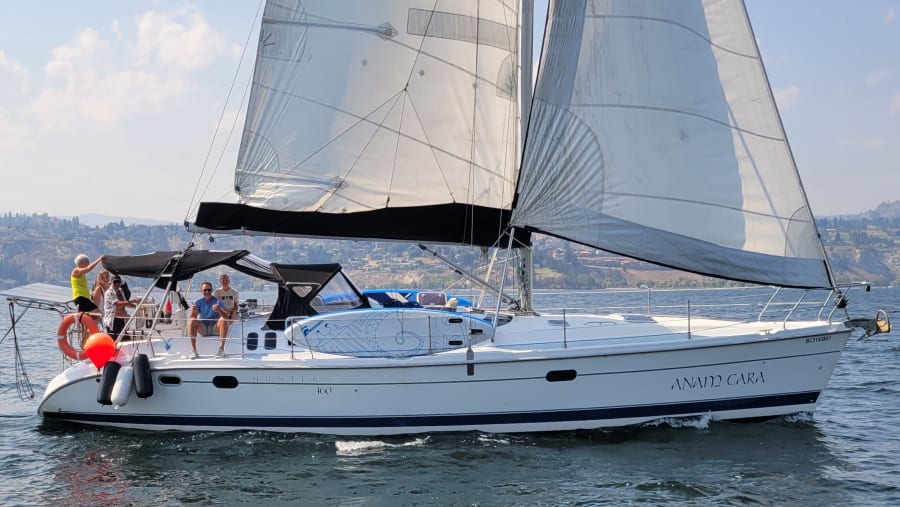 Travellers on a sailing experience