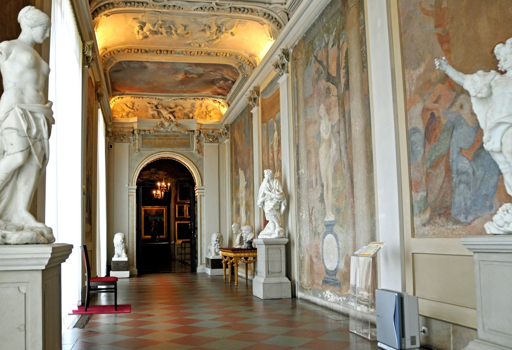 Wilanów Palace, Gallery of Polish Portraits, Crimson Hall