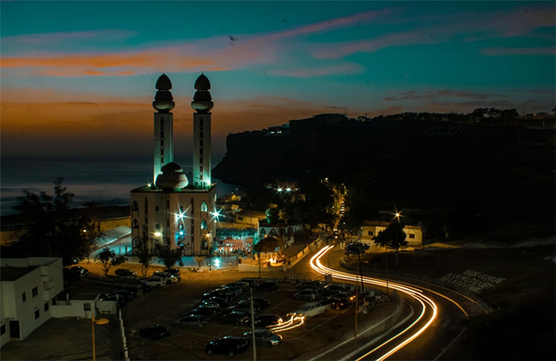 Mosquée de la Divinité en bord de mer, Monument de la Renaissance Africaine au sommet, Phare des Mamelles vue sur l'océan Atlantique