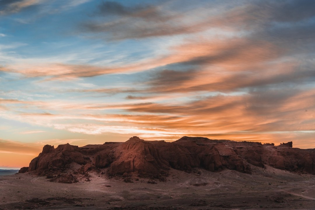 Tsagaan Suvarga scarps, Bayanzag Flaming Cliffs, Khongor Sand Dunes