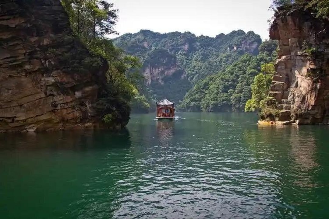 Baofeng Lake, Baofeng mountain range, illuminated chambers of Yellow Dragon Cave