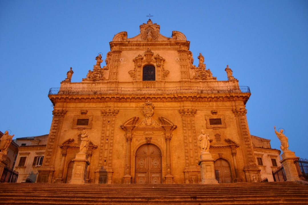 Archaeological Park of Cava Ispica, Sicano Castle, Modica Baroque streets, Calicantone necropolis