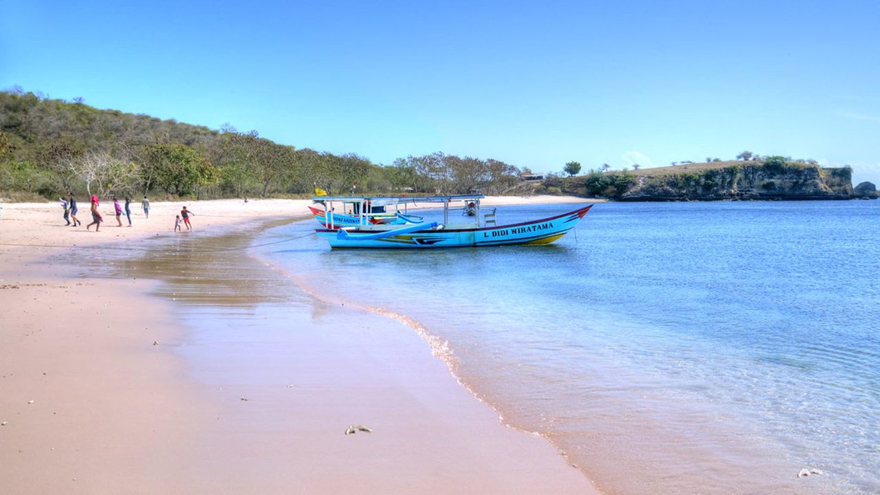 Tanjung Luar, Sand Island, Pink Beach