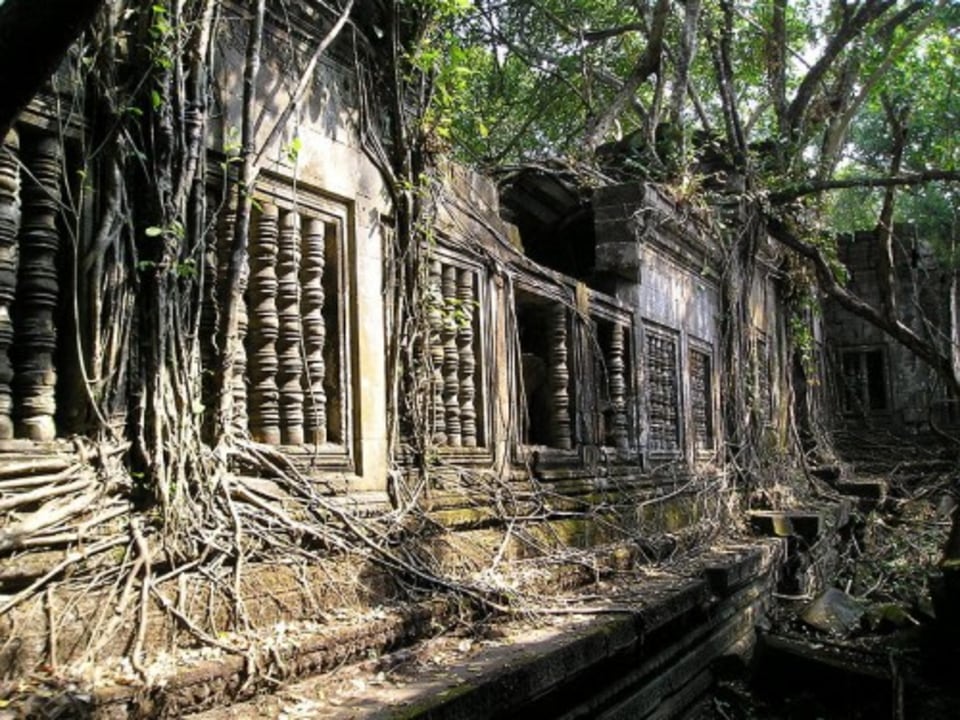 Beng Mealea jungle temple, Kompong Khleang floating village, traditional boat trips past stilt houses