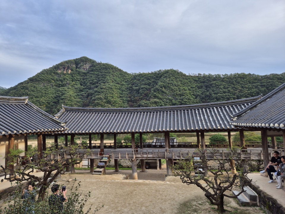 Hahoe Folk Village, Bongjeongsa Temple, Byeongsan Seowon Confucian Academy, Nakdong River vistas