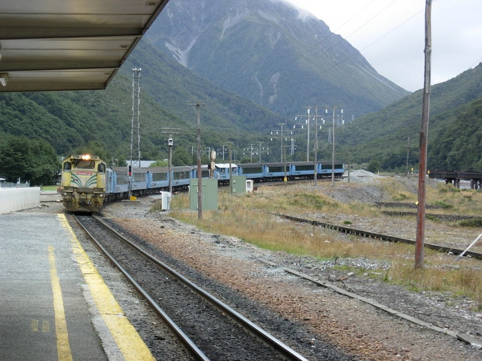 TranzAlpine train, Waimakariri River, Arthur's Pass National Park