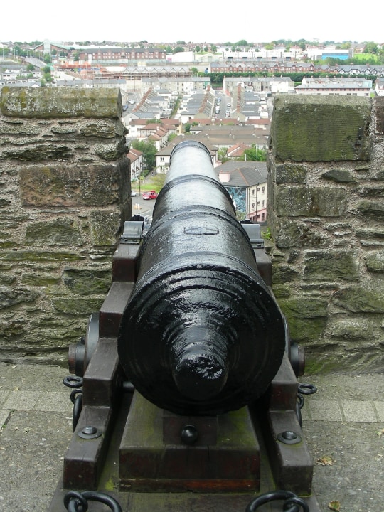 Derry Walls with cannons, Guildhall, Fountain Estate