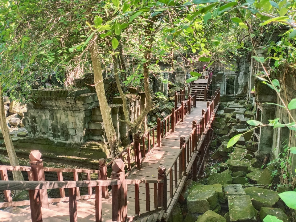 Banteay Srei pink sandstone carvings, Beng Mealea jungle-clad ruins, Kompong Phluk stilted village on Tonle Sap Lake, Angkor Wat at sunrise