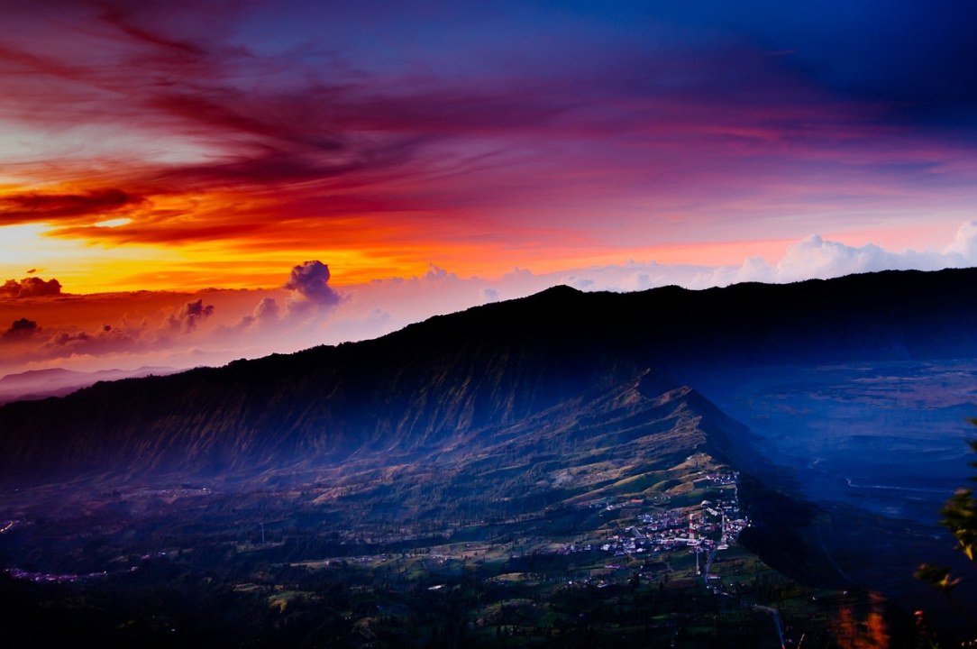 Mount Penanjakan sunrise, sea of sand around Mount Bromo, Mount Batok, Mount Semeru