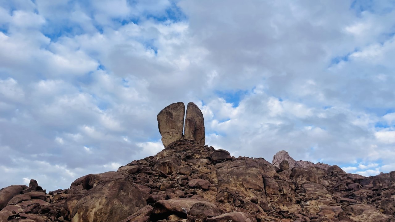 Split Rock, west side of Lawz Mountain, Graves Yard, Aron Altar petroglyphs