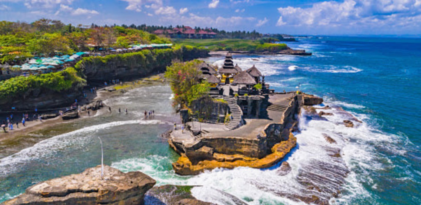 Uluwatu Temple cliffs, Tanah Lot Temple coastline, Uludanu Beratan Lake Temple, Temen Village coffee plantations