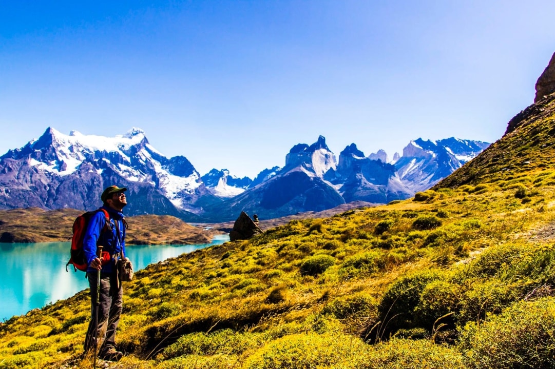Gray Beach and its peninsula, Lake Gray with icebergs from Gray Glacier, Mirador Cóndor and the Paine Massif