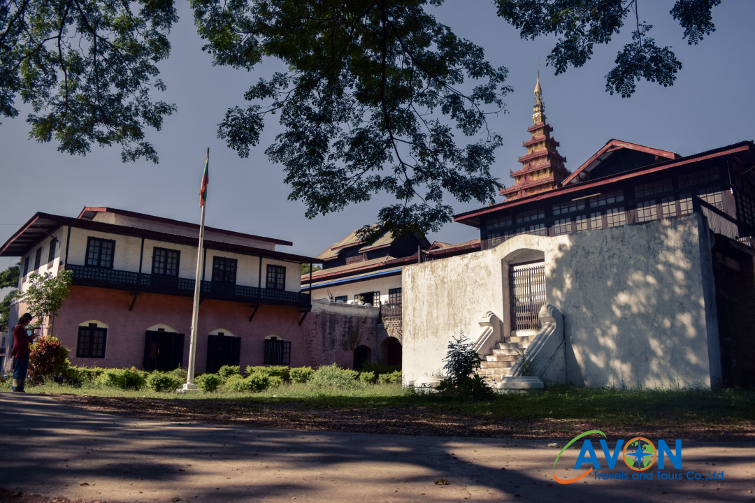 Grasshopper Shop, Shan Palace, outer suburbs of Nyaung Shwe, Inle Lake