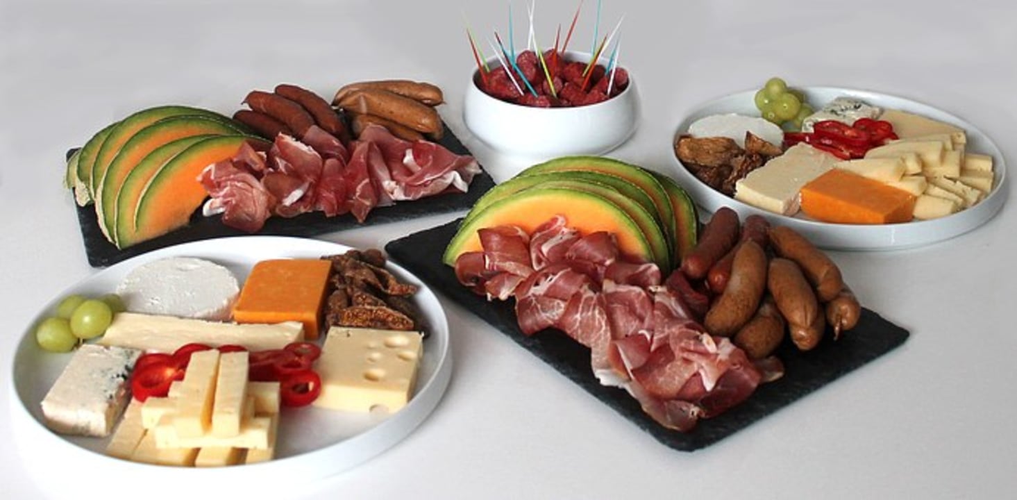 Valencia's old town, 3 different restaurants, sangria with chunks of cut-up fruit
