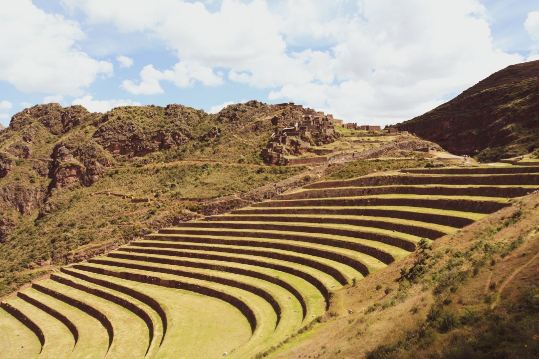Sacred Valley mountaintops, Písac market, Ollantaytambo archaeological site