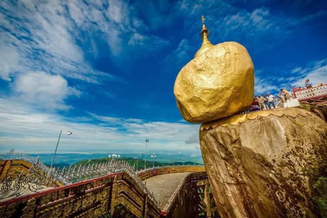 Kyaiktiyo Pagoda, Golden Rock (Kyaikhtiyo), deeply forested mountains