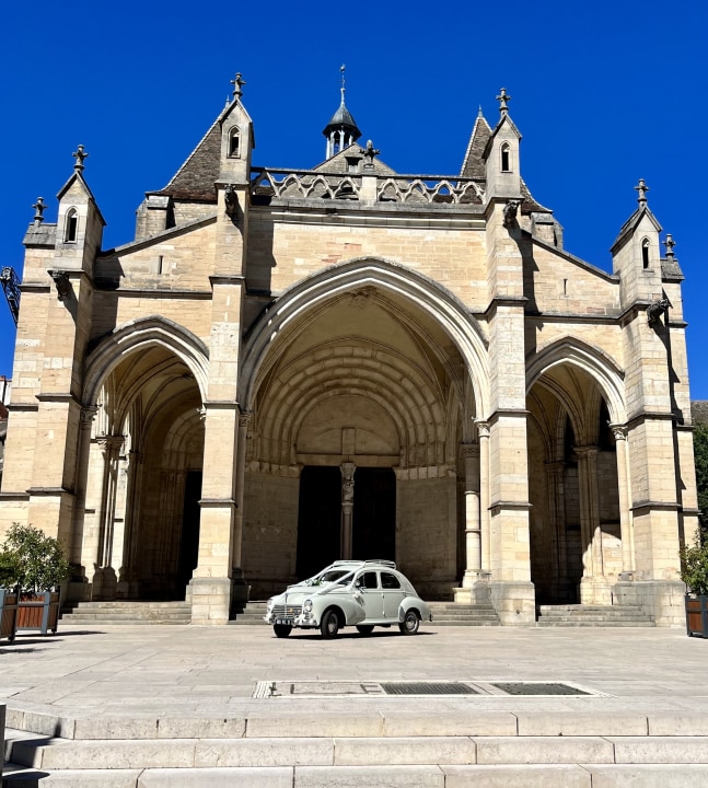 market square, Notre-Dame Collegiate Church, belfry, Côte d'Or vineyard
