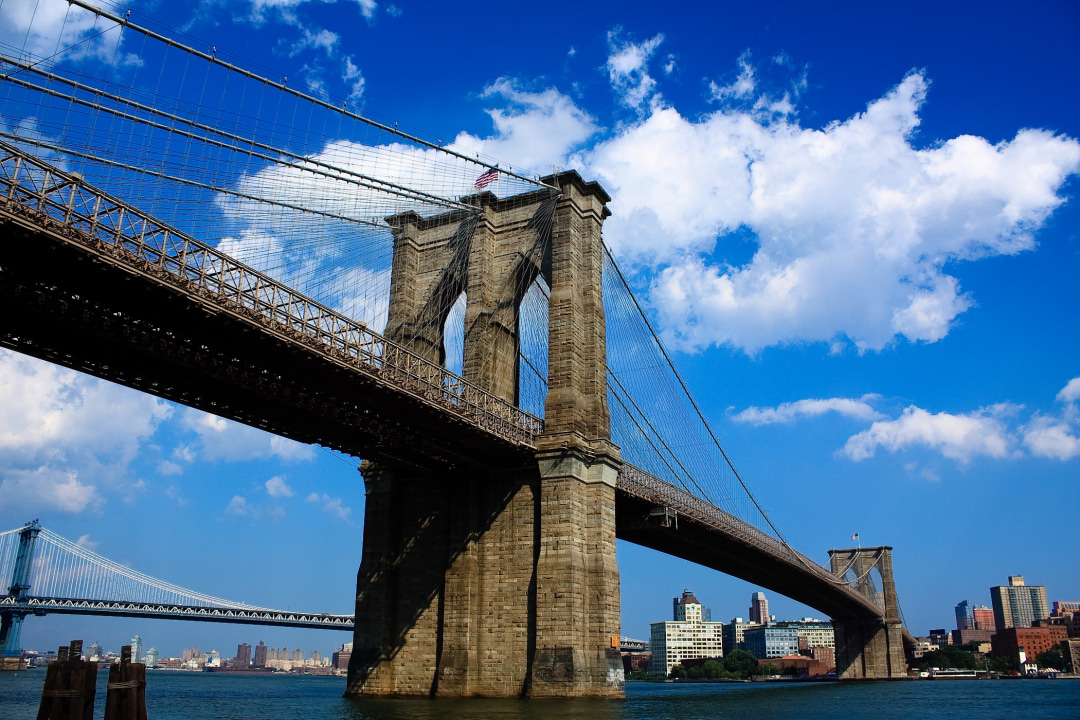 Central Park green spaces, Rockefeller Center skyline, Flatiron Building triangle, Brooklyn Bridge span