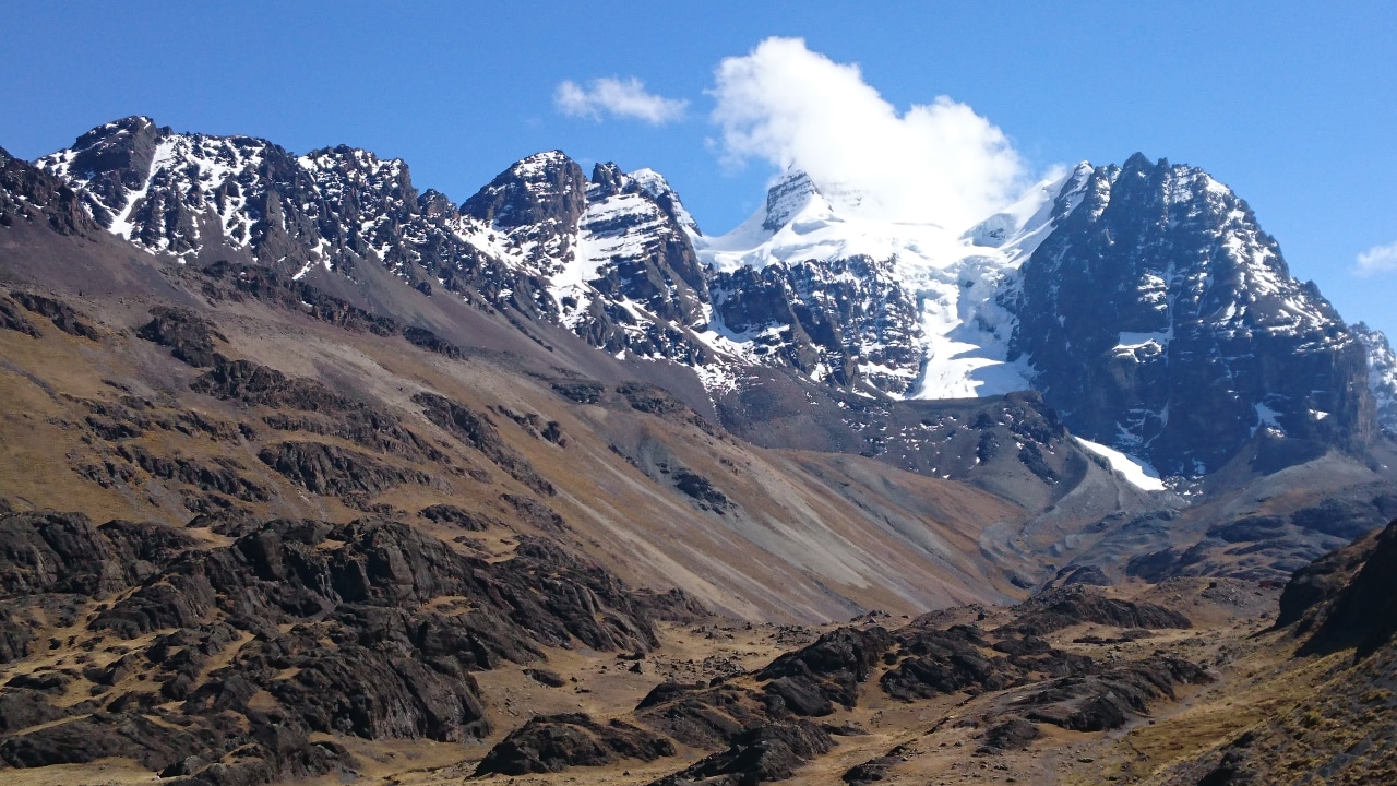 Chiarkota Lagoon, foot of Condoriri, Royal Mountain Range of Los Andes