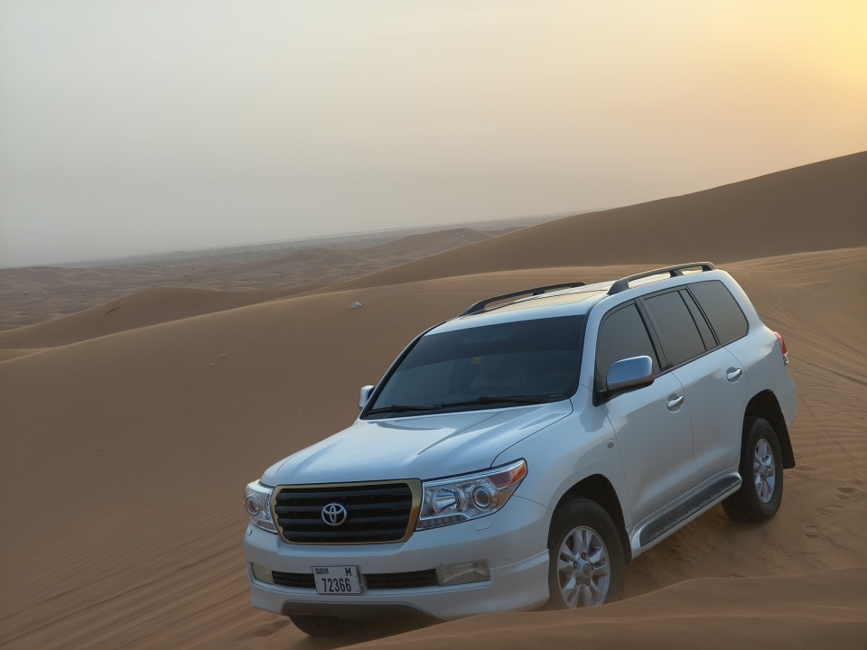 Dubai's red dunes, golden sands, Lahbab - Dubai - United Arab Emirates