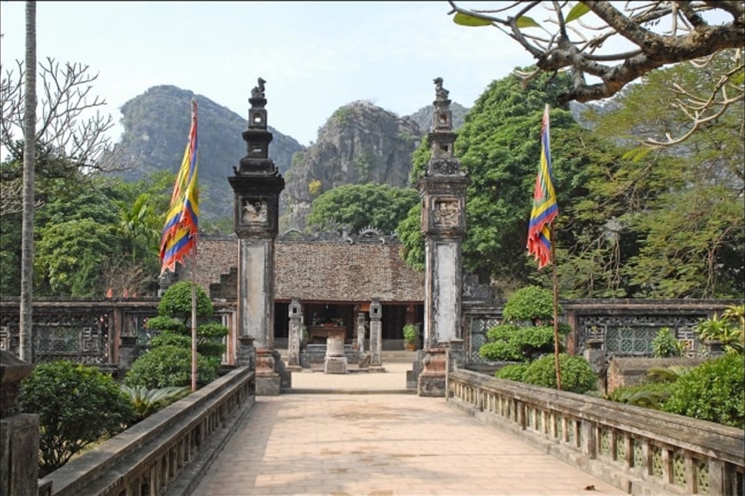 Tràng An karst riverways, Mua Cave rice-field viewpoints, Tuyet Tinh Coc lake, Bái Đính Pagoda complex