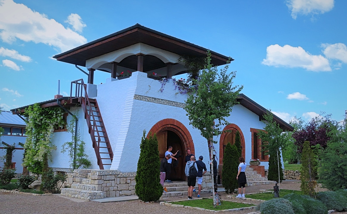 Vineyard landscapes of Dealu Mare, Bellu Manor Museum in Urlați, wineries in Ceptura