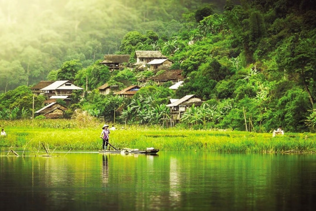 Ba Bể Lake, limestone cliffs covered in primary forest, Hua Ma Cave