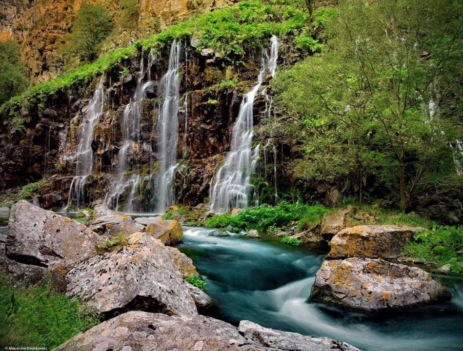 Dashbashi Canyon, photogenic views and waterfalls, cosy Georgian restaurant