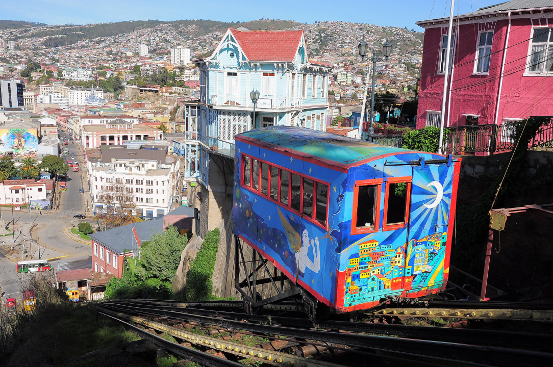 Casablanca Valley vineyards, Valparaíso's colourful streets, Cerro Alegre viewpoints, Cerro Concepción boulevards