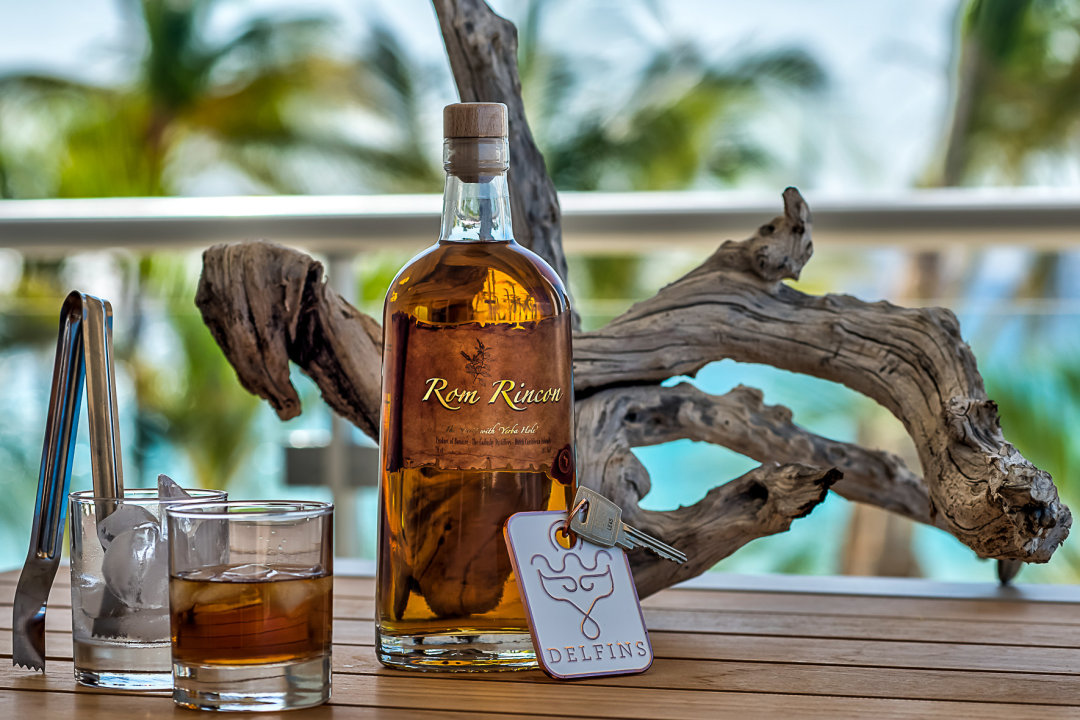 Rincon Village lanes, Cadushy Distillery tastings, hilltop views from Seru Largu, Kralendijk market streets