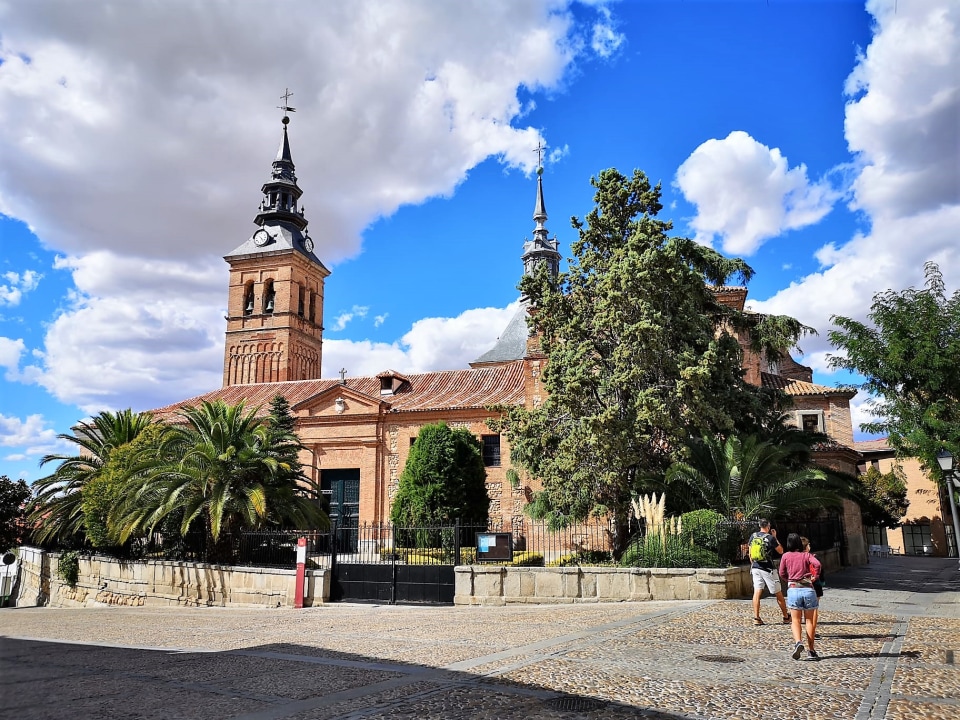 Navalcarnero village, surrounding vineyards, underground cellar tasting