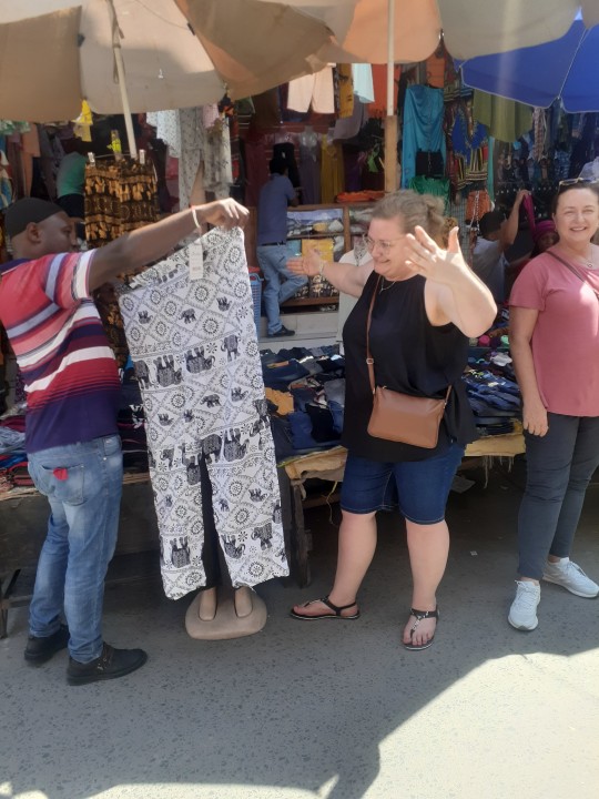 Kariakoo Market, Dar es Salaam street life, Kiswahili phrases