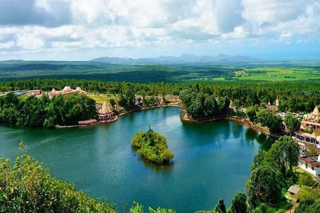Ganga Talao lake, Seven-Coloured Earth, Gris Gris cliffs, La Vanille Crocodile Park