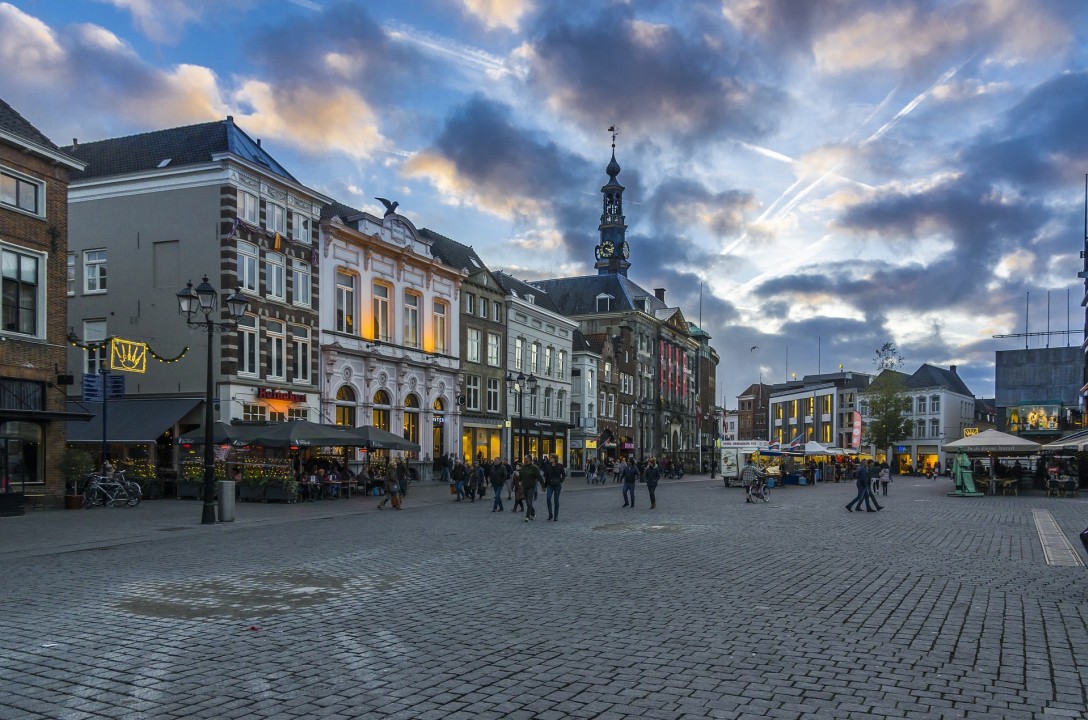 Saint Jans Cathedral, Uilenburg quarter, narrow streets and bridges