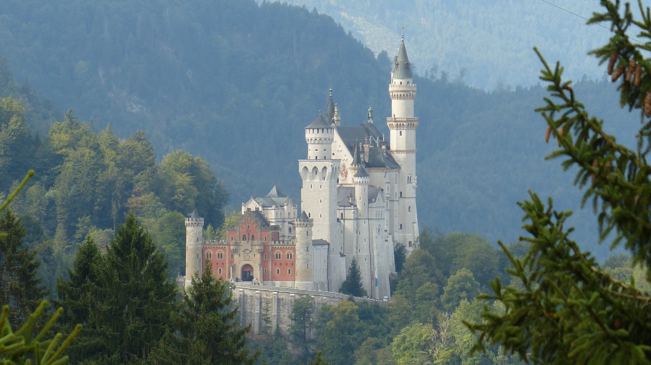 Linderhof Castle gardens, Oberammergau's Lüftlmalerei, Marienbrücke views of Neuschwanstein Castle