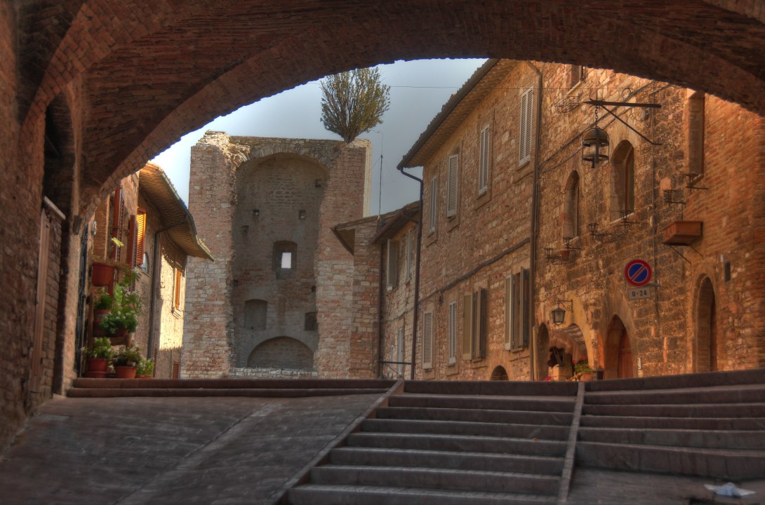 Roman amphitheatre, Cathedral of St. Rufino, Piazza del Comune (Assisi)