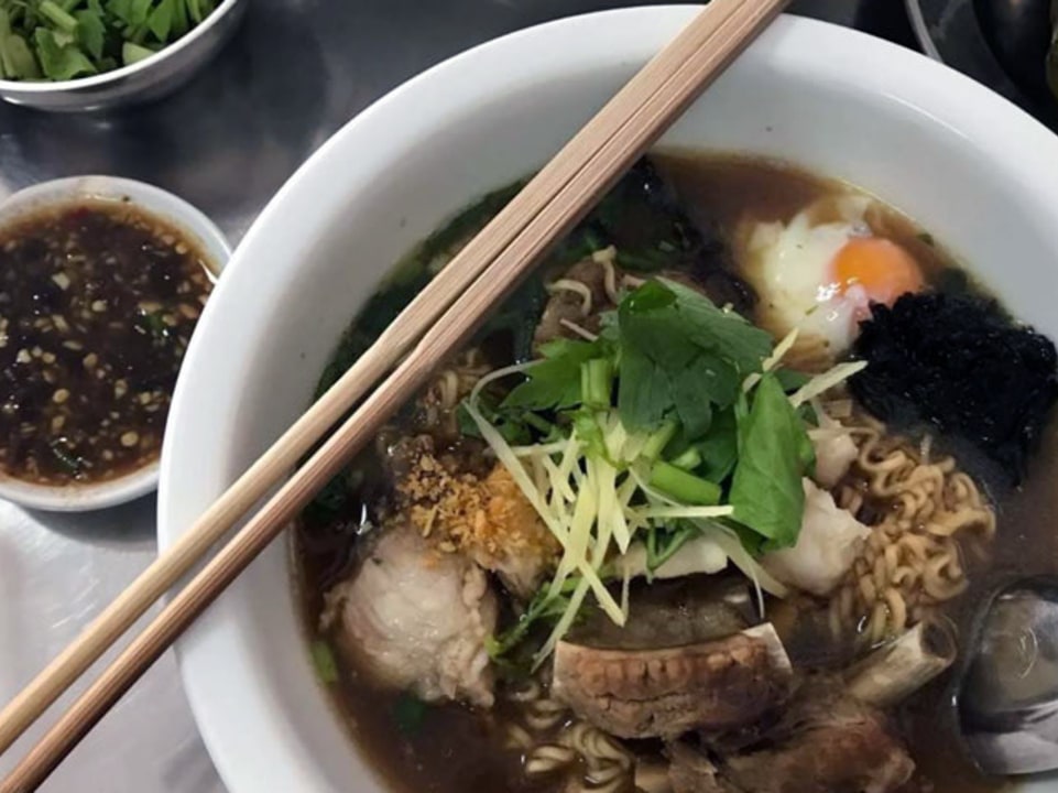 Phuket Old Town, Khao Tom Dee Buk breakfast, Roti Teaw Nam snacks, Loba Bang Neaw deep-fried dishes