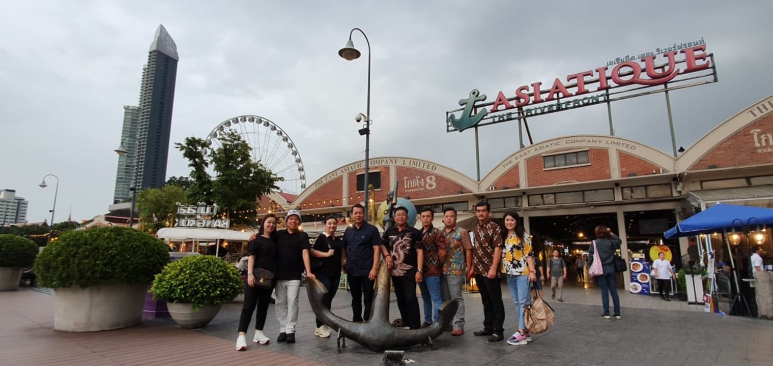 Chao Phraya River at sunset, Bangkok skyline, Asiatique The Riverfront