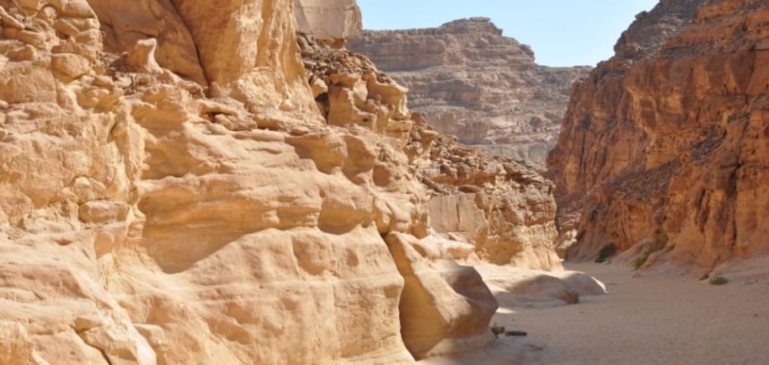 White Canyon, Ain Kudra oasis, Rock of Inscriptions, mountains and steep vertical cliffs