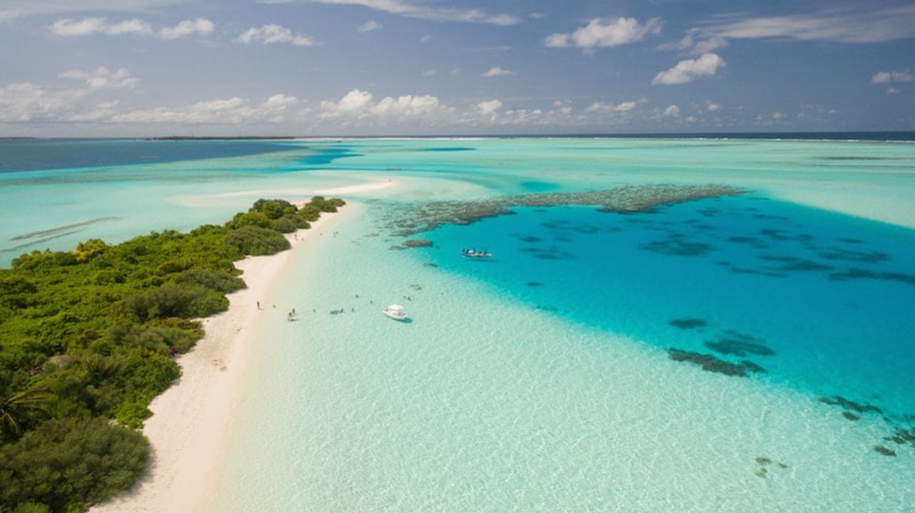Rasdhoo lagoon, Madivaru Finolhu sandbank, Male City streets