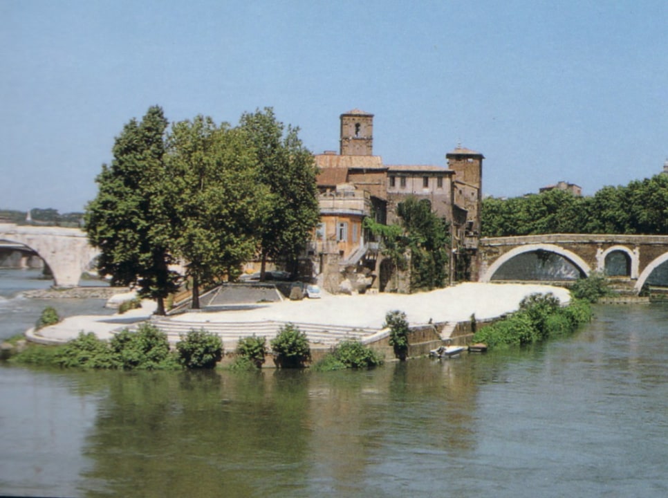 Basilica of Santa Maria in Trastevere, Trastevere cobblestone lanes, Janiculum Hill views, Tiber Island